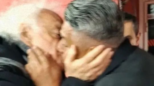 El beso de Guillermo Coppola y Chiqui Tapia que es furor en las redes sociales