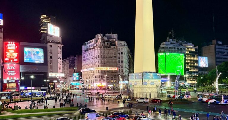 Operación frío: una noche en el bus donde duermen los sin techo en la ciudad