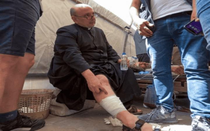 Israel bombardeó una iglesia en Gaza e hirió a un cura argentino