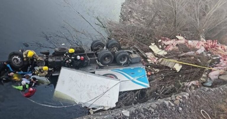 Un camión despistó y terminó hundido en un río de Córdoba: el conductor murió y el acompañante pasó 2 horas atrapado