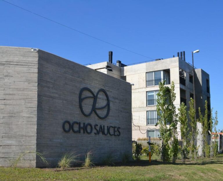 Fiesta con música alta en un exclusivo condominio de Funes terminó en multa por ruidos molestos