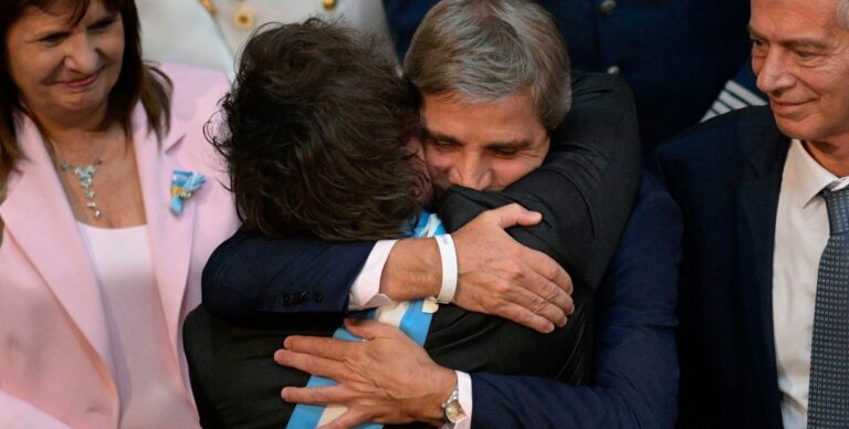 Se tensa el plan Caputo-Milei?: la inflación baja pero los salarios caen más rápido y el ancla cambiaria pierde fuerza