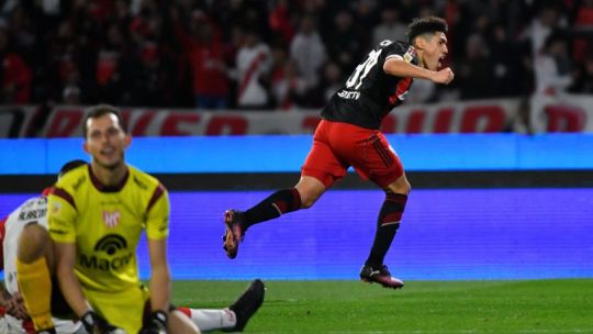 Doblete de Lencina: el juvenil chaqueño sacó pecho en Córdoba y le dio el triunfo a River