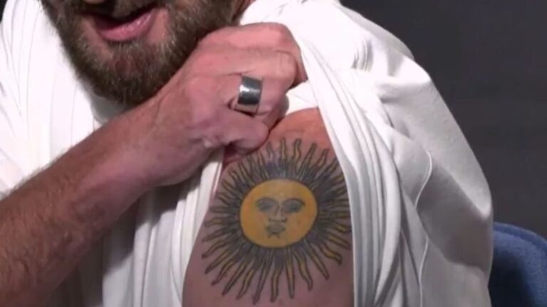 Una estrella de Hollywood que se tatuó el Sol de Mayo en honor a su ídolo rosarino