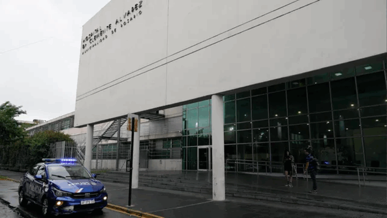 Balacera frente al Hospital Vilela: atacaron a un hombre de 51 años en la puerta de un kiosco