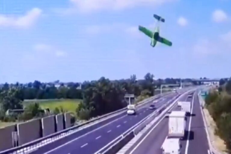 Videos: una avioneta con dos pasajeros se estrelló en una autopista en Italia y estalló en llamas