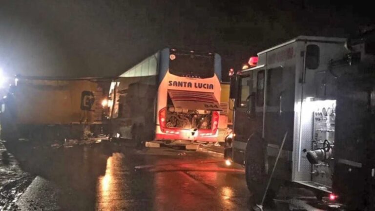 Tragedia en la ruta nacional 11: tres muertos y 17 heridos tras un choque entre un colectivo y un camión