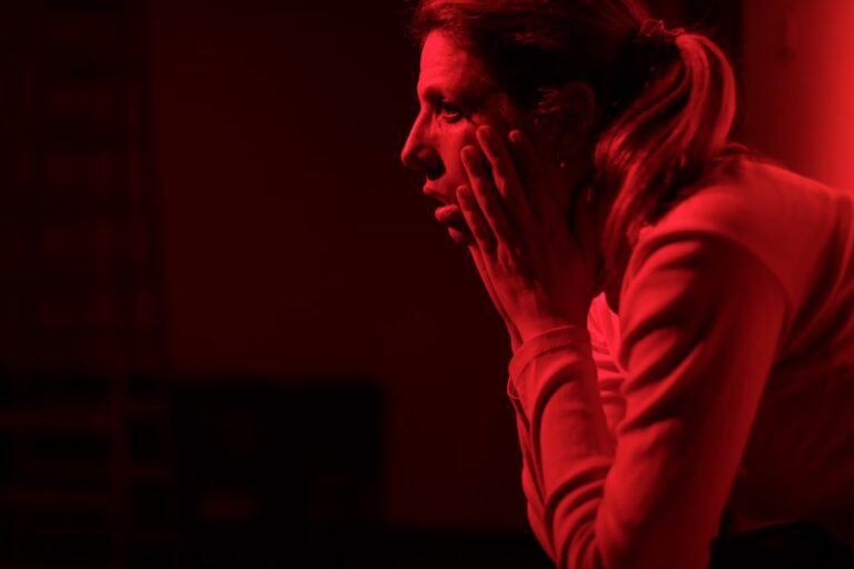 La mujer puerca, el inquietante derrotero escénico que lleva adelante la actriz Valeria Lois, está de regreso en Rosario