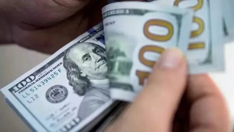 En una jornada muy volátil, el dólar oficial retrocedió $5 y cerró a $1.375