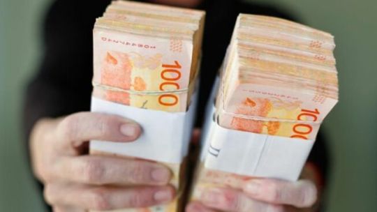 El significado de ordenar los billetes de $1000 «cabeza con cabeza», según los expertos