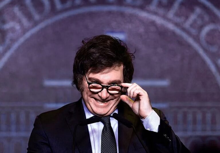 Hood Robin: afirman que Milei pagó más de intereses de la deuda externa que de jubilaciones