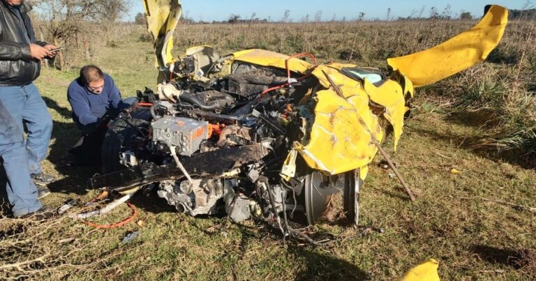 Video: destrozó una Ferrari que vale un millón de dólares al chocar una rotonda en San Vicente y salió ileso