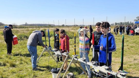 Convocan a estudiantes secundarios a participar deun concurso nacional de cohetería recreativa