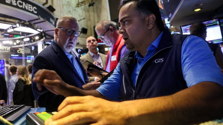 Wall Street opera en rojo, pero las bolsas europeas subieron a su máximo nivel en un mes