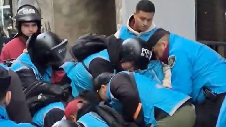 Otro miércoles de tensión en el Congreso: represión y detenidos en la marcha de jubilados