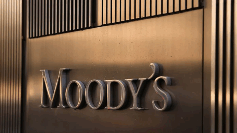 Moody’s ve a las bandas como un esquema transitorio y advierte que «un shock político puede descarrilar el ajuste»