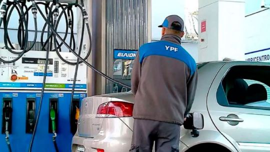 YPF duplicó el descuento nocturno: en qué horarios conviene cargar y hasta cuánto se puede ahorrar