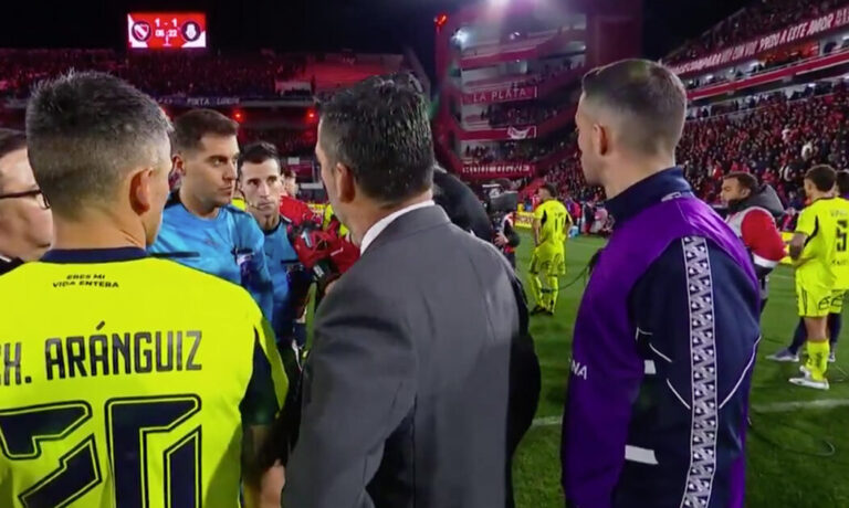 Escándalo en la cancha de Independiente: violencia, disturbios y suspensión del partido con los chilenos