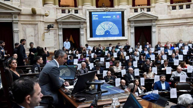 Diputados debaten cambiar la hora en todo el país