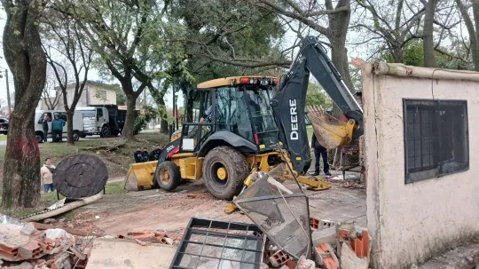 El municipio derribó un inmueble en zona sur, vinculado a hechos violentos y delictivos