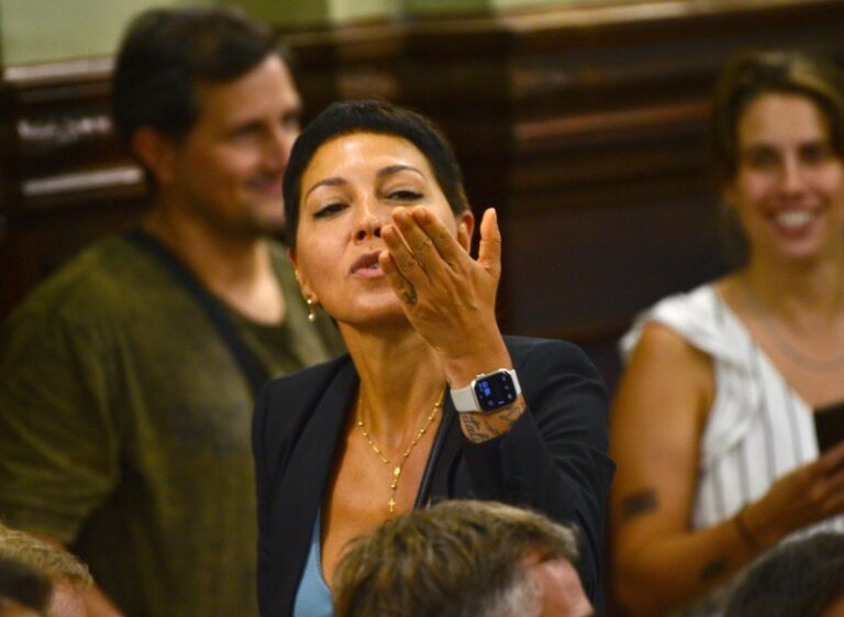 Fuerte cruce entre Mayra Mendoza y Villarruel: «sos terrible corrupta y amante de Videla»