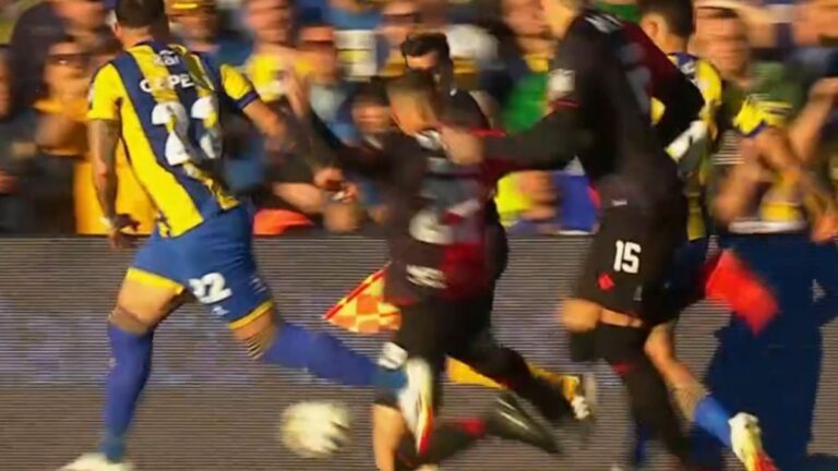 Tarjeta veloz: Newell’s arrancó el clásico con un defensor amonestado en 46 segundos