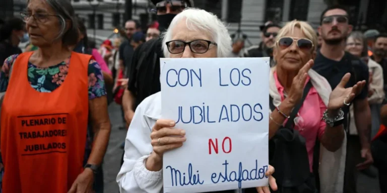 Los jubilados de la provincia de Santa Fe pierden $37 mil millones mensuales por el veto de Milei al aumento de jubilaciones y bono