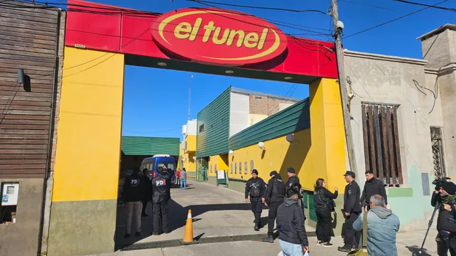 Robo boquetero en un súper de Santa Fe: revientan bóvedas y se llevan dinero