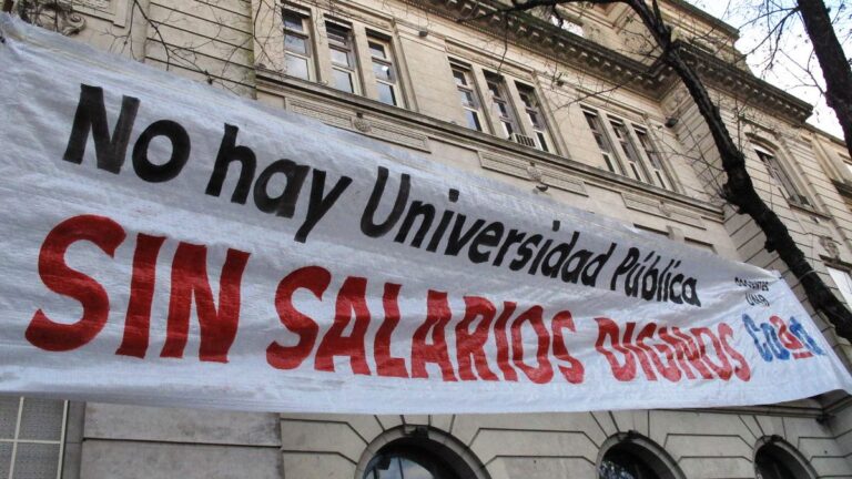Docentes de la UNR realizan desde hoy un paro por 48 horas por mejora salarial