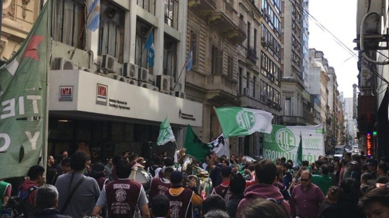 Otro revés para el Gobierno: la Justicia frenó el despido de casi 300 trabajadores del INTA