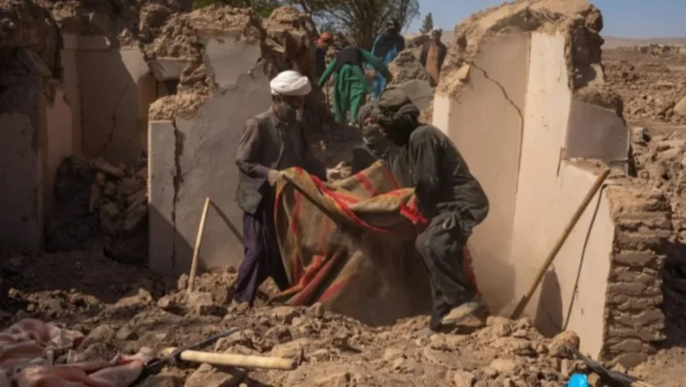 Devastador terremoto en Afganistán: al menos 800 muertos