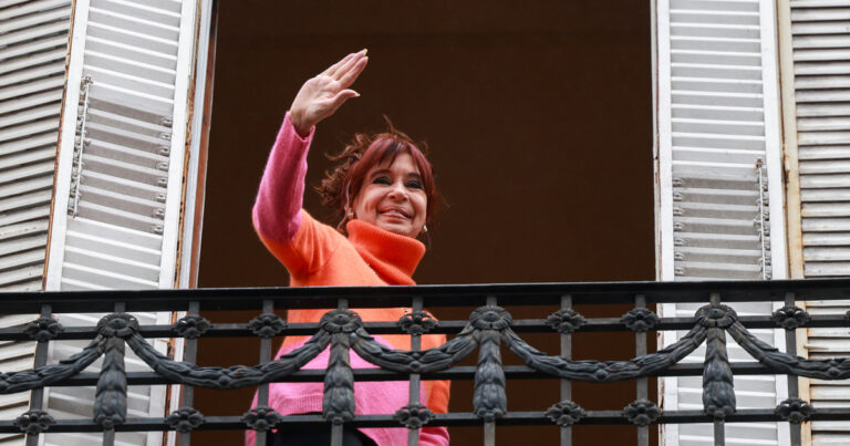 «Qué quilombo se te armó y no te lo digo por la coima de tu hermana»: Cristina Kirchner criticó a Javier Milei por intervenir en el mercado cambiario