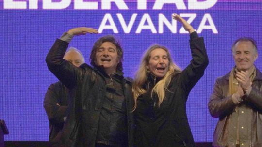 Un Milei exultante se mostró junto a Karina y llamó a votar el domingo: «Las encuestas coinciden en que estamos en una situación de empate»