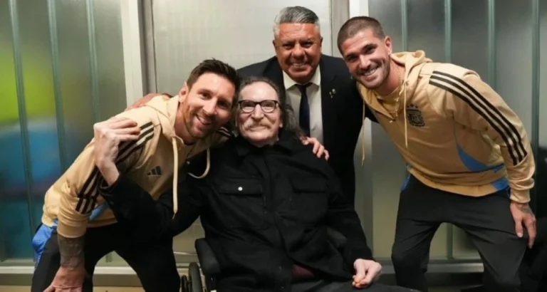 Encuentro de ídolos: el abrazo del maestro Charly García con Lionel Messi, Rodrigo de Paul y Chiqui Tapia