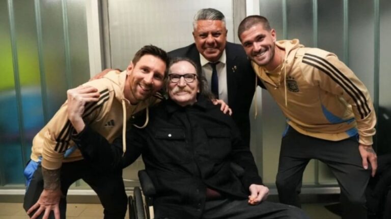 Abrazo de leyendas: Messi y Charly García se encontraron después del partido