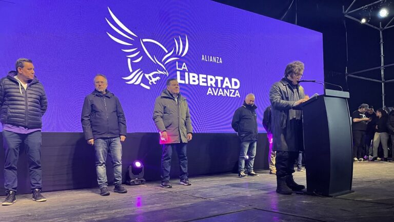 Más gendarmes que simpatizantes: Milei y un acto semivacío, entre escándalos de corrupción y preocupación por el ausentismo