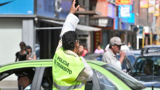 Córdoba avanza con el «reporte ciudadano»: los vecinos podrán denunciar autos mal estacionados con fotos desde el celular