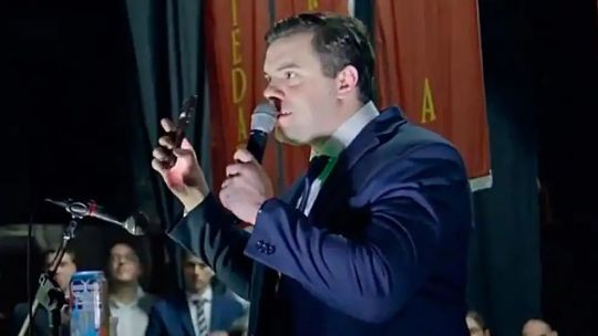 El Gordo Dan, señalado por la derrota, ahora le da órdenes a Milei