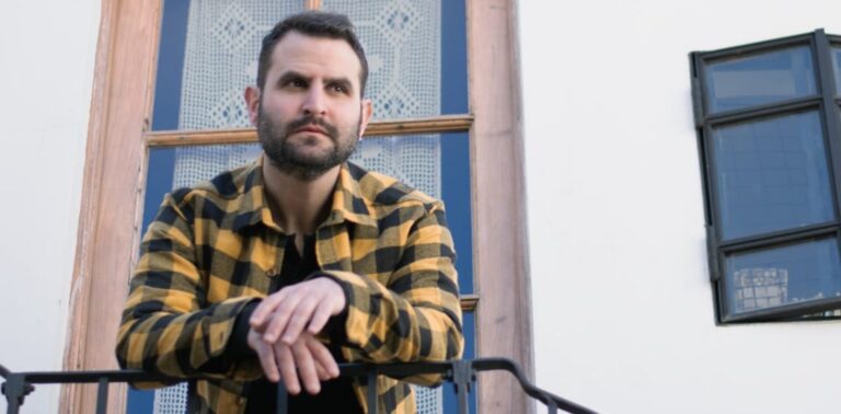 Se enamoró de una chica y su persistencia por conquistarla lo llevó a encontrar su inesperada pasión: Su sonrisa iluminaba todo