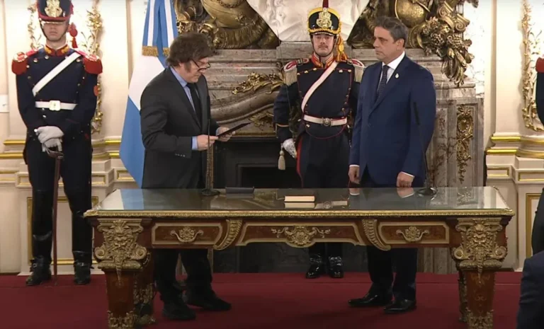 Javier Milei le tomó juramento este lunes a Lisandro Catalán como ministro del Interior