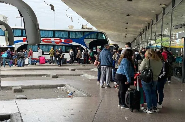 Detuvieron a un ciudadano peruano con doble pedido de captura internacional en la Terminal de Ómnibus