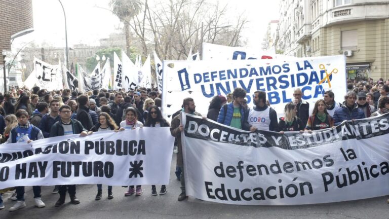 Rosario marcha en rechazo al veto de Javier Milei al financiamiento universitario