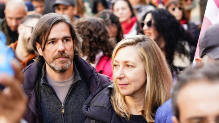 Del Caño denunció que el Gobierno financia la fuga de capitales mientras recorta en áreas sociales