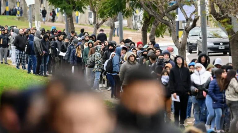 Más de 280 mil personas con problemas de empleo en los dos mayores aglomerados de Santa Fe