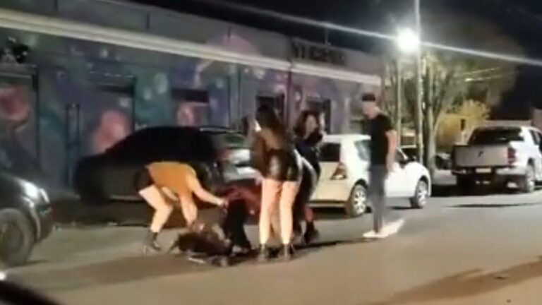 Día de la Primavera brutal: mujeres se trenzaron en una pelea a la salida de un boliche