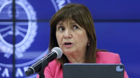Bullrich dijo que no quiere «politizar» los crímenes de la chicas, pero apuntó contra Kicillof y negó que se trate de femicidios