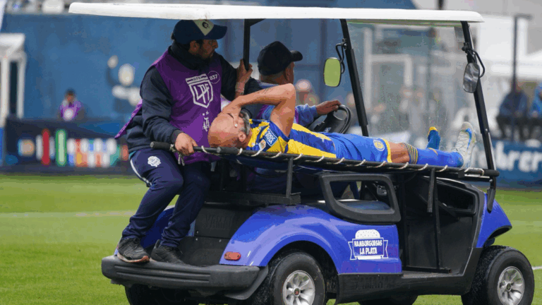Central: Carlos Quintana apenas jugó 8 minutos en La Plata por lesiones en el pómulo y el tobillo