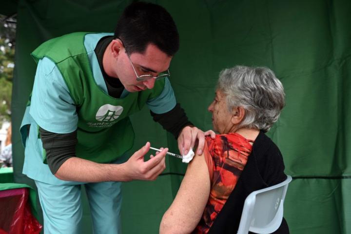 Sigue la vacunación en las escuelas y vecinales de Santa Fe