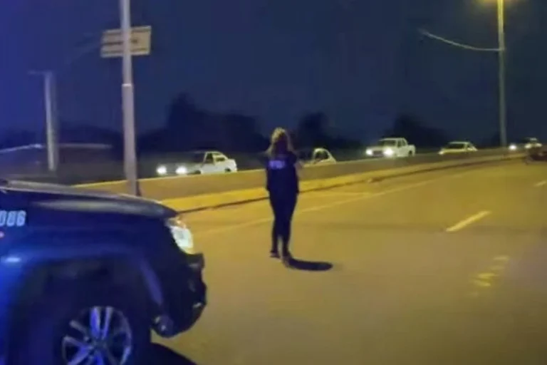 Volcó camión en la ruta 34 y vecinos de Totoras se llevaron las bolsas de harina desparramadas, pero con autorización