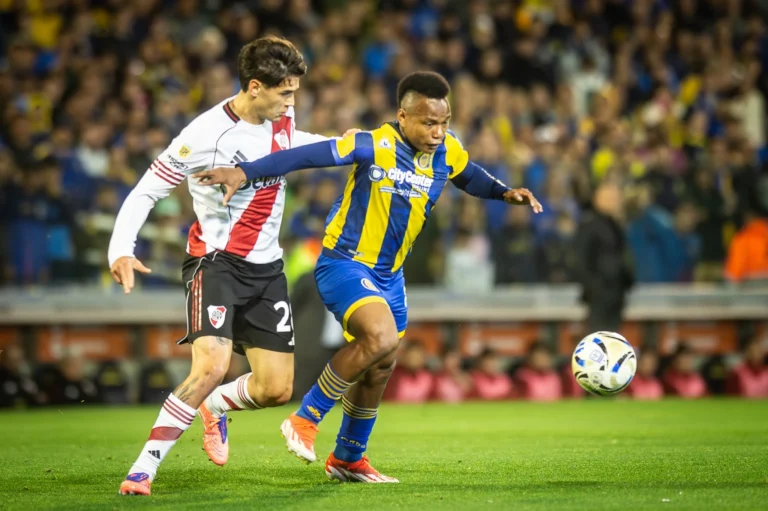 Panorama auriazul: el regreso de Jaminton Campaz aparece como la única variante del Canalla para recibir el domingo a Platense